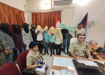 देवघर के खागा में 10 साइबर अपराधी गिरफ्तार, मोबाइल, लैपटॉप, 95 हजार रुपये नकद, स्कॉर्पियो समेत अन्य सामग्री जब्त