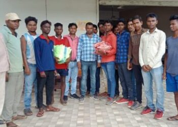 रुद्रप्रताप ने खिलाड़ियों को दिया फुटबॉल व जर्सी