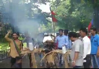 को-ऑपरेटिव कॉलेज में छात्र आजसू ने जैक के चेयरमैन का पुतला फूंका