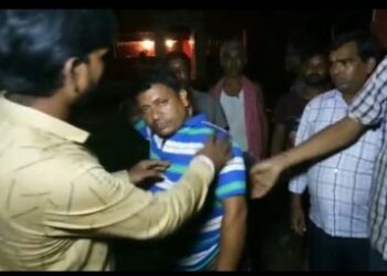 जमशेदपुर ब्रेकिंग : भुईयाडीह में फर्नीचर दुकान के मालिक से अपराधियों ने मांगीं रंगदारी, नहीं देने पर की मारपीट व दुकान में तोड़फोड़, मौके पर पहुंची पुलिस ने एक अपराधी को लिया हिरासत में,  एक भागने में सफल