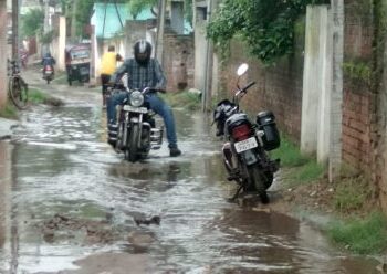 आदित्यपुर नरक में तब्दील, लोगों से वसूले जा रहे पैसे, सुविधा नगन्य, मेयर, डिप्टी मेयर, पार्षद सारे लोग राजनीति चमकाने में व्यस्त, जनता पस्त