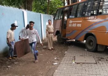 फुटपाथ पर चढ़ी अनियंत्रित मिनी बस, बाल-बाल बचे दुकानदार, कोई हताहत नहीं