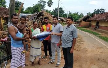 चाकुलिया : बारिश प्रभावित को विधायक ने की मदद