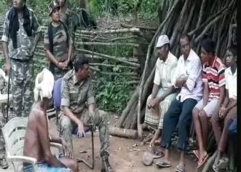नक्सल प्रभावित गांवों में पहुंचे सरायकेला एसपी, एक बच्ची को लेकर अस्पताल पहुंचे, इलाज कराया, ग्रामीणों में जगा पुलिस के प्रति विश्वास