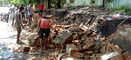टाटानगर रेलवे स्टेशन के पास दीवार गिरी, कई गाड़ी दबी, तीन घायल टाटानगर रेलवे स्टेशन के पास दीवार गिरी, कई गाड़ी दबी, तीन घायल