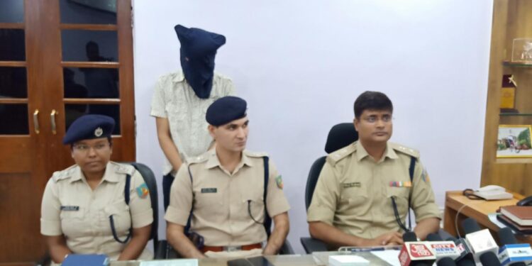 jamshedpur-&-ranchi-love-story-सात साल से साथ थी रांची की प्रेमिका, जब जमशेदपुर के प्रेमी से अलग हुई तो प्रेमी ने फरजी फेसबुक आइडी बनाकर लड़की को कर दिया बदनाम, जमशेदपुर के साइबर थाना तक पहुंचा मामला