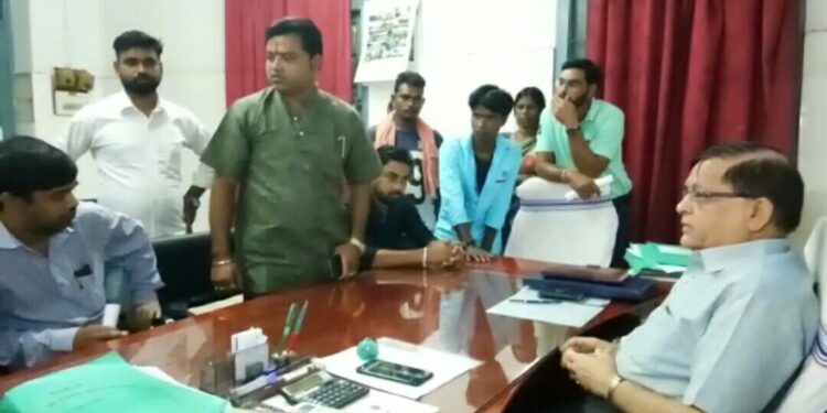 Jamshedpur-MGM-Hospital : एमजीएम अस्पताल में सफाईकर्मियों ने काम बंद कर अधीक्षक को घेरा, प्रोत्साहन राशि का भुगतान नहीं होने से हैं आंदोलित