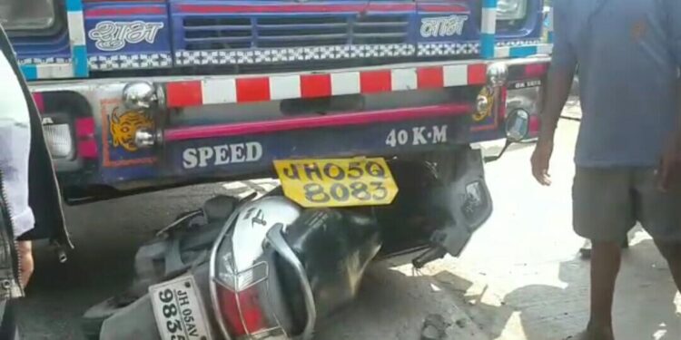 saraikela-accident-two-case-आदित्यपुर और गम्हरिया में दो दुर्घटना, accident-1-सरायकेला से गम्हरिया जा रहे युवक की बाइक को बोलेरो ने मारी टक्कर, accident-2-आदित्यपुर में बाइक सवार को बचाने के चक्कर में बड़ी गाड़ी दुर्घटनाग्रस्त