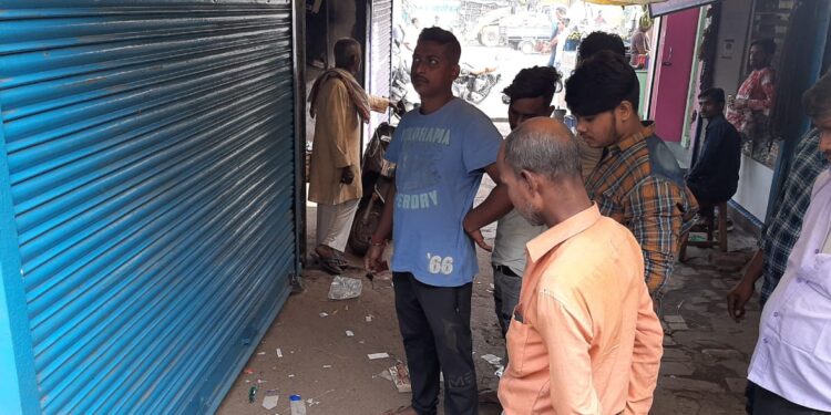 adityapur-crime-आदित्यपुर पुलिस को चोरों की खुली चुनौती, थाना परिसर से सटे पीएचइडी गेट से गाड़ी की चोरी adityapur-crime-आदित्यपुर पुलिस को चोरों की खुली चुनौती, थाना परिसर से सटे पीएचइडी गेट से गाड़ी की चोरी
