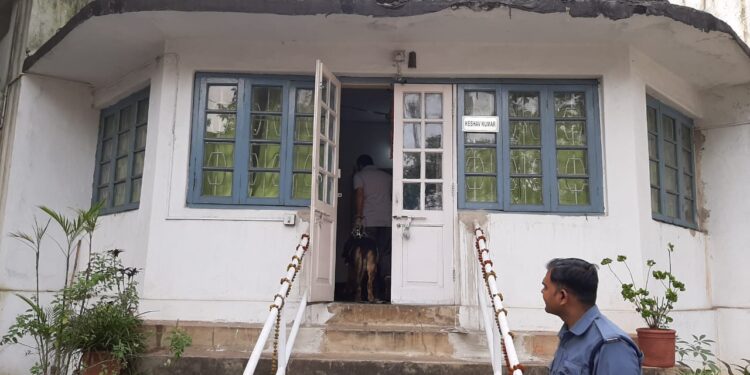 saraikela-kandra-theft- कांड्रा थाना से 300 मीटर की दूरी पर दुकान से हजारों रुपये के सामान की चोरी saraikela-kandra-theft- कांड्रा थाना से 300 मीटर की दूरी पर दुकान से हजारों रुपये के सामान की चोरी
