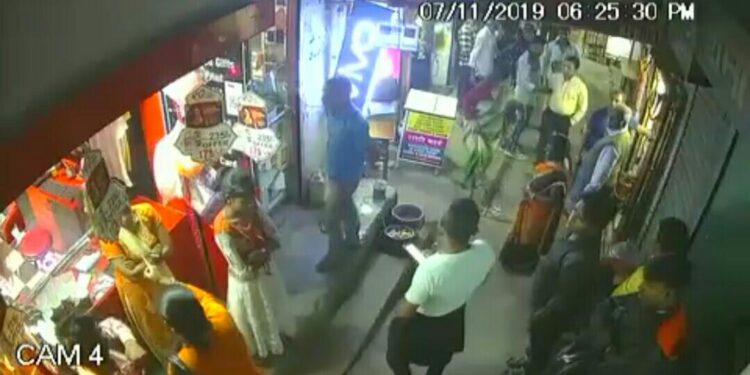 jamshedpur-womens-problem-मानगो की महिला को पति की मौत के कुछ माह बाद ही ससुरालवालों ने किया प्रताड़ित, पुलिस के सामने ही लगा ली फांसी, किसी तरह बचाकर पुलिस निकाली, हालत खराब, भाजपा नेत्री लक्की सिंह ने पुलिस के खिलाफ खोला मोर्चा