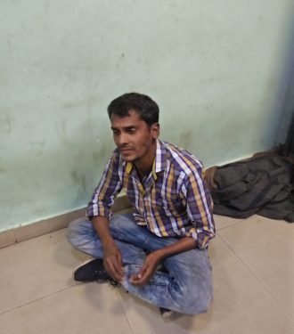 jamshedpur-eve-teaser-arrested-साकची आई हॉस्पिटल के पास छेड़खानी कर रहे युवक की युवती ने कि पिटाई, किया पुलिस के हवाले
