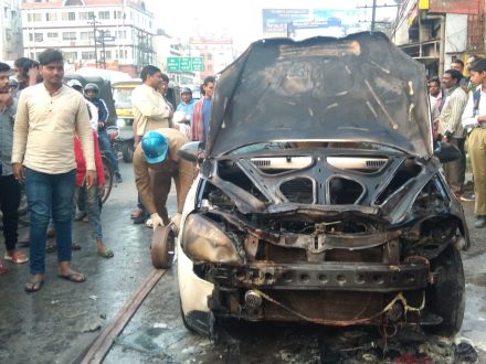 jamshedpur-burning-car-मानगो चौक के पास खड़ी कार पर अचानक लगी आग, स्थानीय लोगों के तत्परता से बुझी jamshedpur-burning-car-मानगो चौक के पास खड़ी कार पर अचानक लगी आग, स्थानीय लोगों के तत्परता से बुझी