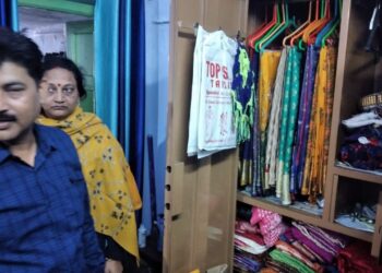 saraikela-theft-in-mobile-shop- कांड्रा स्टेशन रोड के मोबाइल दुकान से हजारों की चोरी, एस्बेस्टस से बने छत को काटकर दुकान में घुसा चोर, पुलिस जांच में जुटी