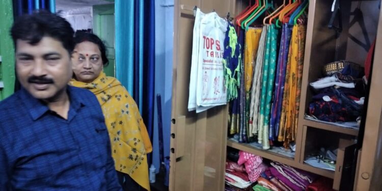 adityapur-crime-आदित्यपुर में इलेक्ट्रॉनिक्स दुकान में दिनदहाड़े दो युवकों ने की चोरी, सीसीटीवी में दिखे चोर