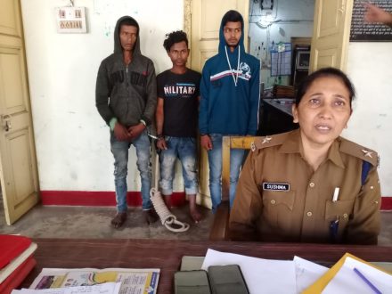 saraikela-adityapur-breaking-आदित्यपुर में मोबाइल छिनकर भाग रहे तीन आरोपी को लोगों ने पकड़ा, गिरफ्तार saraikela-adityapur-breaking-आदित्यपुर में मोबाइल छिनकर भाग रहे तीन आरोपी को लोगों ने पकड़ा, गिरफ्तार