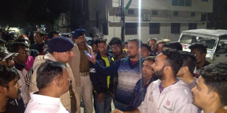 Jamshedpur-Golmuri : गोलमुरी के नामदा बस्ती में गोबर फेंकने के विवाद में दो पक्षों में तलवारबाजी, पांच लोग गंभीर