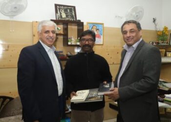 tata-steel-md-meets-jharkhand-new-cm-झारखंड के नवनिर्वाचित मुख्यमंत्री हेमंत सोरेन से मिलने पहुंचे टाटा स्टील के एमडी टीवी नरेंद्रन, भेंट की पुस्तकें