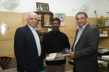 tata-steel-md-meets-jharkhand-new-cm-झारखंड के नवनिर्वाचित मुख्यमंत्री हेमंत सोरेन से मिलने पहुंचे टाटा स्टील के एमडी टीवी नरेंद्रन, भेंट की पुस्तकें tata-steel-md-meets-jharkhand-new-cm-झारखंड के नवनिर्वाचित मुख्यमंत्री हेमंत सोरेन से मिलने पहुंचे टाटा स्टील के एमडी टीवी नरेंद्रन, भेंट की पुस्तकें