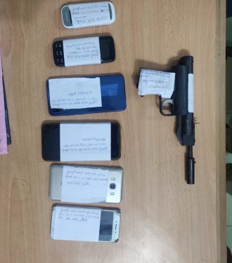 saraikela-police-success-सरायकेला-खरसावां पुलिस ने पांच अपराधियों को हथियार व लूटे गये सामान के साथ पकड़ा, एक माह पहले हुई थी लूटकांड का खुलासा