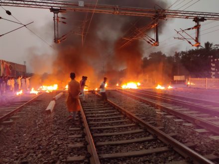 nrc-cab-protest-breaking-पश्चिम बंगाल के हावड़ा से आगे उलबेड़िया जंक्शन में एनआरसी के खिलाफ स्टेशन व ट्रेनों में तोड़फोड़, आगजनी, हावड़ा से आने-जाने वाली ट्रेनें रद्द, कई यात्री फंसे, हावड़ा स्टेशन समेत अन्य इलाके में इंटरनेट सेवाएं बंद-देखिये तोड़फोड़ का live-video nrc-cab-protest-breaking-पश्चिम बंगाल के हावड़ा से आगे उलबेड़िया जंक्शन में एनआरसी के खिलाफ स्टेशन व ट्रेनों में तोड़फोड़, आगजनी, हावड़ा से आने-जाने वाली ट्रेनें रद्द, कई यात्री फंसे, हावड़ा स्टेशन समेत अन्य इलाके में इंटरनेट सेवाएं बंद-देखिये तोड़फोड़ का live-video