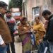 jamshedpur-fraud-caught-मानगो में राशन कार्ड बनाने के नाम पर हो रही वसूली को पकड़ा, भाजपाइयों ने धर दबोचा