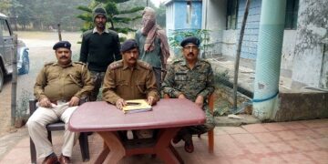 Kumardungi (West Singhbhum) : डायन के संदेह में हत्या मामले में पुलिस ने एक को भेजा जेल, दो अब भी फरार Kumardungi (West Singhbhum) : डायन के संदेह में हत्या मामले में पुलिस ने एक को भेजा जेल, दो अब भी फरार