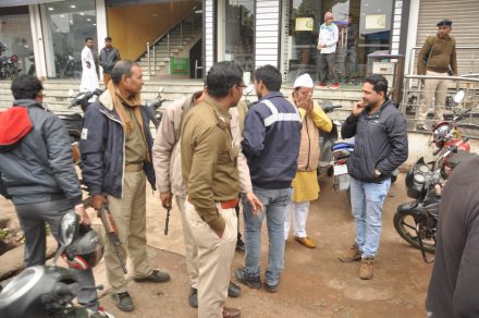 jamshedpur-indusind-bank-eveteasing-इंडसइंड बैंक का कर्मचारी सहकर्मी को कर रहा था अश्लील मैसेज, युवती ने साथियों के साथ बैंक में घुसकर कर्मचारी को पीटा jamshedpur-indusind-bank-eveteasing-इंडसइंड बैंक का कर्मचारी सहकर्मी को कर रहा था अश्लील मैसेज, युवती ने साथियों के साथ बैंक में घुसकर कर्मचारी को पीटा
