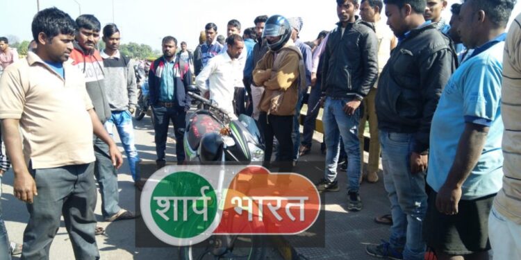 jamshedpur-breaking-कदमा-आदित्यपुर टोल ब्रिज से खरकई नदी में युवक ने लगाई छलांग, पुल पर मिली गाड़ी, नदी में युवक की तलाश-video