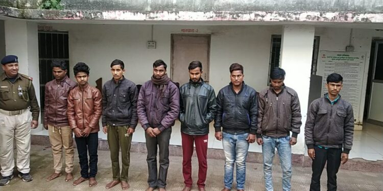 मेडिकल छात्र से बैंक मैनेजर बन 50 हजार ठगी करने वाले गिरोह को पुलिस ने दबोचा, मुख्य आरोपी सहित आठ गिरफ्तार, 25 मोबाइल फोन, 1 सैमसंग गैलेक्सी टैब, 9 सिमकार्ड व नकद 5 लाख 35 हजार 500 रुपए जब्त मेडिकल छात्र से बैंक मैनेजर बन 50 हजार ठगी करने वाले गिरोह को पुलिस ने दबोचा, मुख्य आरोपी सहित आठ गिरफ्तार, 25 मोबाइल फोन, 1 सैमसंग गैलेक्सी टैब, 9 सिमकार्ड व नकद 5 लाख 35 हजार 500 रुपए जब्त