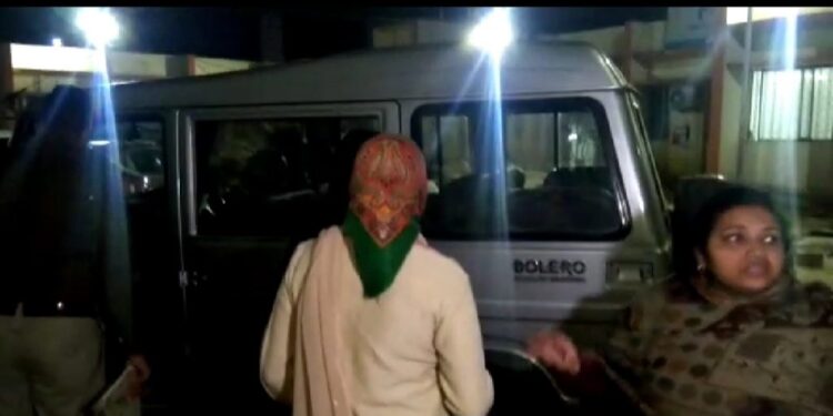 jamshedpur-drunken-women-hungama-in-park-जुबली पार्क में महिला ने शराब पीकर दो घंटे तक किया बवाल, पुलिसकर्मियों से की बदतमीजी-video jamshedpur-drunken-women-hungama-in-park-जुबली पार्क में महिला ने शराब पीकर दो घंटे तक किया बवाल, पुलिसकर्मियों से की बदतमीजी-video