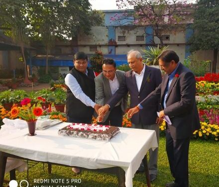 टाटा पिग्मेंट्स में न्यू ईयर केक कटिंग समारोह : चेयरमैन संजीव पॉल ने कहा-वेस्ट मैनेजमेंट के क्षेत्र में आगे बढ़ने में कंपनी को सहयोग करेगी टाटा स्टील