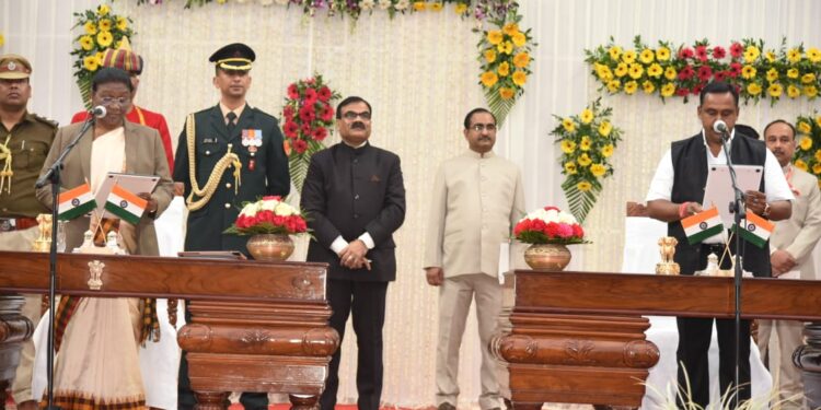 Jamshedpur : वैक्सीनेशन के बाद भी मोबाइल पर मैसेज नहीं आने की शिकायत लेकर स्वास्थ्य मंत्री से मिले बागबेड़ा के पंचायत प्रतिनिधि