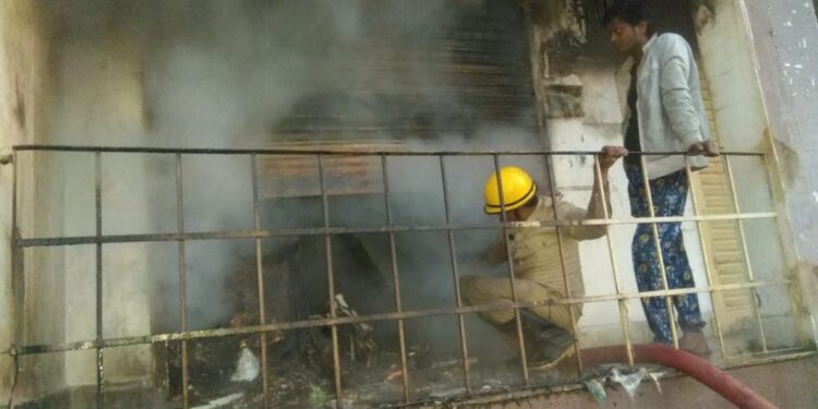 jamshedpur-fire-मानगो के एनएच-33 की दुकान में लगी आग, 20 लाख का समान जलकर खाक