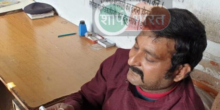 jamshedpur-fraud-journalist-थानेदार को भीड़ से खींचकर बाइट के लिए ले गया फर्जी पत्रकार, मौके पर मौजूद पत्रकारों ने दौड़ाकर पकड़ा