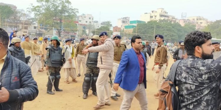 jamshedpur-hungama-for-nrc-caa-प्रशासन की रोक के बावजूद साकची आमबगान मैदान में शाहिनबाग की तर्ज पर एनआरसी के खिलाफ जुटे लोगों को हिंदूवादी संगठनों के लोगों ने रोका, एक घंटे तक हंगामा, खदेड़ा-खदेड़ी-video jamshedpur-hungama-for-nrc-caa-प्रशासन की रोक के बावजूद साकची आमबगान मैदान में शाहिनबाग की तर्ज पर एनआरसी के खिलाफ जुटे लोगों को हिंदूवादी संगठनों के लोगों ने रोका, एक घंटे तक हंगामा, खदेड़ा-खदेड़ी-video