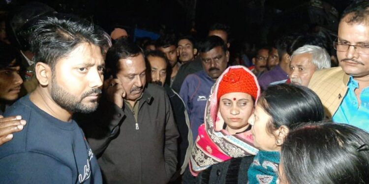 jamshedpur-road-jaam-जमशेदपुर पुलिस ने कर दिया कमाल, एक तरफ आत्महत्या करने वाले युवक की मिली लाश, दूसरी तरफ पुलिस ने भाई को जेल भेजा, विरोध में रोड जाम, जानिये पूरा मामला