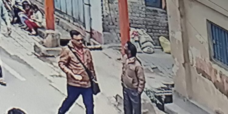 jamshedpur-theft-case-जुगसलाई में गहना सफाई करने के बहाने कर ली चारी, महिला ने थाने में दर्ज कराया बयान, चोर सीसीटीवी में कैद, देखिये तो क्या इसको पहचानते है
