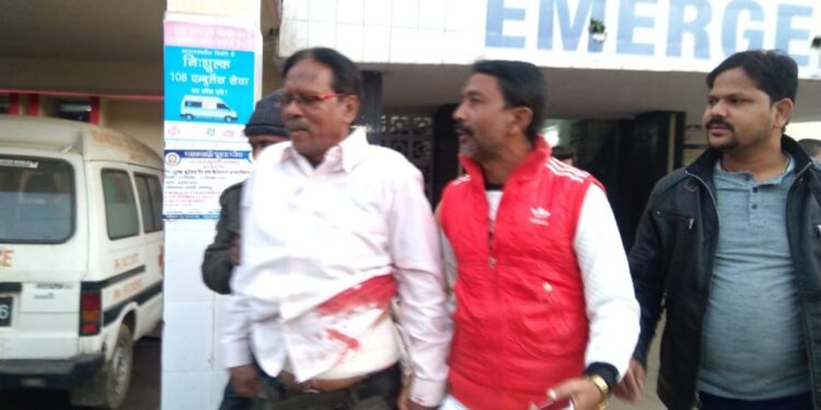 jamshedpur-property-dealer-attacked-साकची में जमीन विवाद को लेकर प्रॉपर्टी डीलर को मारा चाकू, इलाज के लिए खुद गाड़ी चला कर पहुंचे एमजीएम अस्पताल-video