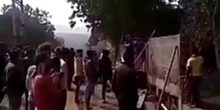 saraikela-scam-चांडिल : मिथिला मोटर्स का निर्माणाधीन दीवार तोड़ना भू-माफियाओं को भारी पड़ा, मुखिया पति सहित पांच पर दर्ज हुआ मामला, एसडीओ ने दी क्लीन चिट