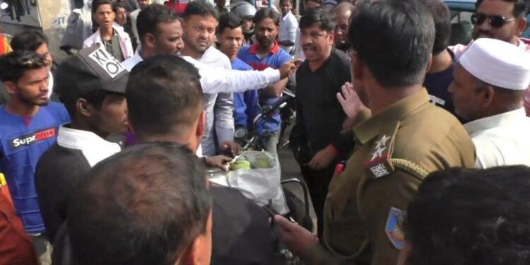 jamshedpur-parking-problem-साकची में पार्किंग के पांच रुपए नहीं देने पर कर्मचारियों ने युवक को पीटा, गाड़ी में रखे सामान को भी सड़क पर फेंका-video देखिये jamshedpur-parking-problem-साकची में पार्किंग के पांच रुपए नहीं देने पर कर्मचारियों ने युवक को पीटा, गाड़ी में रखे सामान को भी सड़क पर फेंका-video देखिये