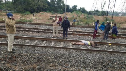 jamshedpur-breaking-सालगाझुड़ी रेल लाइन पर मिला शव, जीआरपी और परसुडीह पुलिस के बीच थाना क्षेत्र को लेकर विवाद, नहीं उठ रहा शव, शव के ऊपर से पार कर गयी कई ट्रेनें, देखिये अमानवीय पुलिसिंग का video jamshedpur-breaking-सालगाझुड़ी रेल लाइन पर मिला शव, जीआरपी और परसुडीह पुलिस के बीच थाना क्षेत्र को लेकर विवाद, नहीं उठ रहा शव, शव के ऊपर से पार कर गयी कई ट्रेनें, देखिये अमानवीय पुलिसिंग का video