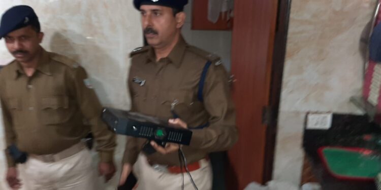 jamshedpur-mandir-issue-साकची बसंत टॉकीज के पास मंदिर निर्माण के लिए विशेष पूजा अर्चना और सुंदरकांड के साथ हुई भव्य आरती, 144 के बावजूद जुटे लोग jamshedpur-mandir-issue-साकची बसंत टॉकीज के पास मंदिर निर्माण के लिए विशेष पूजा अर्चना और सुंदरकांड के साथ हुई भव्य आरती, 144 के बावजूद जुटे लोग