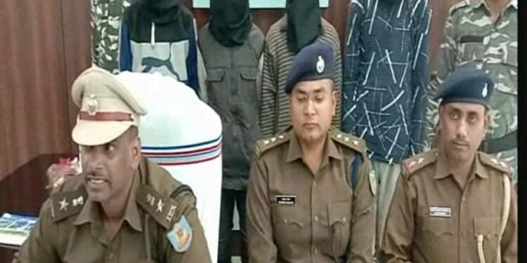 saraikela-kharsawan-police-successs-सरायकेला पुलिस को मिली सफलता, लूटकांड का खुलासा, चार अपराधी गिरफ्तार, चोरी के सामान व पिस्तौल बरामद