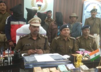 saraikela-liquor-issue-सरायकेला में एमआरपी से भी ज्यादा कीमत पर बेची जा रही शराब, शिकायत लेकर डीसी के पास पहुंचे लोग