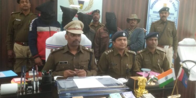 saraikela-liquor-issue-सरायकेला में एमआरपी से भी ज्यादा कीमत पर बेची जा रही शराब, शिकायत लेकर डीसी के पास पहुंचे लोग saraikela-liquor-issue-सरायकेला में एमआरपी से भी ज्यादा कीमत पर बेची जा रही शराब, शिकायत लेकर डीसी के पास पहुंचे लोग