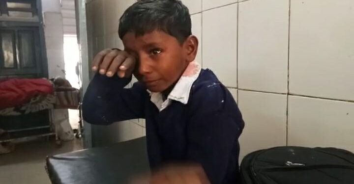 jamshedpur-school-साकची विवेकानंद हाईस्कूल की लापरवाही, बच्चा खेलते हुए गिरकर घायल हुआ, अस्पताल नहीं पहुंचाकर गार्जियन को कर दी खबर, बच्चा दर्द से कराहता रहा