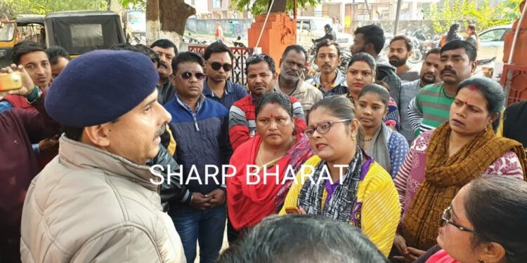 jamshedpur-saryu-vs-raghuvar-सरयू राय के समर्थक के साथ मारपीट मामले में पुलिस ने रघुवर गुट के खिलाफ नहीं की कोई कार्रवाई, सरयू समर्थकों का सीतारामडेरा थाना पर प्रर्दशन
