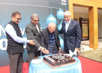 tata-steel-md-welcomes-new-year-with-citizens-टाटा स्टील के एमडी ने जमशेदपुर के लोगों के साथ केक काटा, कहा-निरंतर विकास के लिए जमशेदपुर के लोगों का सहयोग जरूरी-video