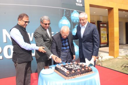 tata-steel-md-welcomes-new-year-with-citizens-टाटा स्टील के एमडी ने जमशेदपुर के लोगों के साथ केक काटा, कहा-निरंतर विकास के लिए जमशेदपुर के लोगों का सहयोग जरूरी-video tata-steel-md-welcomes-new-year-with-citizens-टाटा स्टील के एमडी ने जमशेदपुर के लोगों के साथ केक काटा, कहा-निरंतर विकास के लिए जमशेदपुर के लोगों का सहयोग जरूरी-video